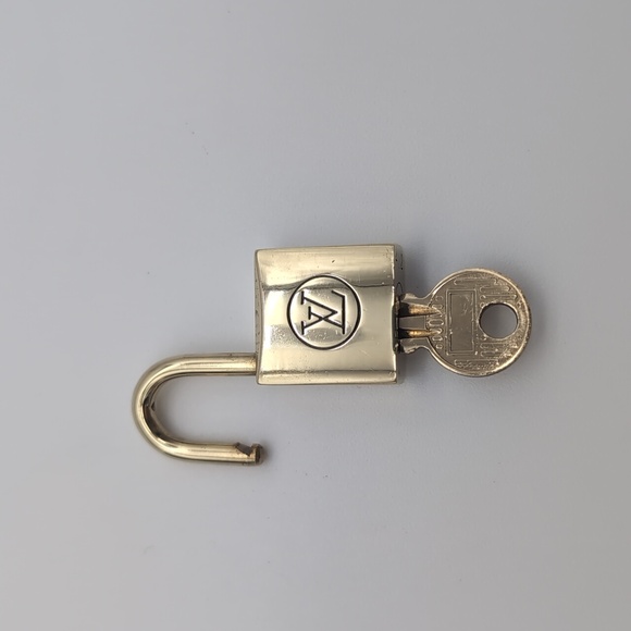 Louis Vuitton vintage lock and key # 222 padlock - Picture 4 of 5